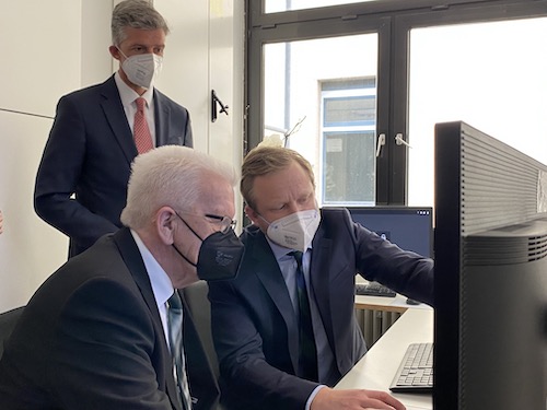Prof. Bamberg zeigt Ministerpräsident Kretschmann Vorteile der neuen Technologie